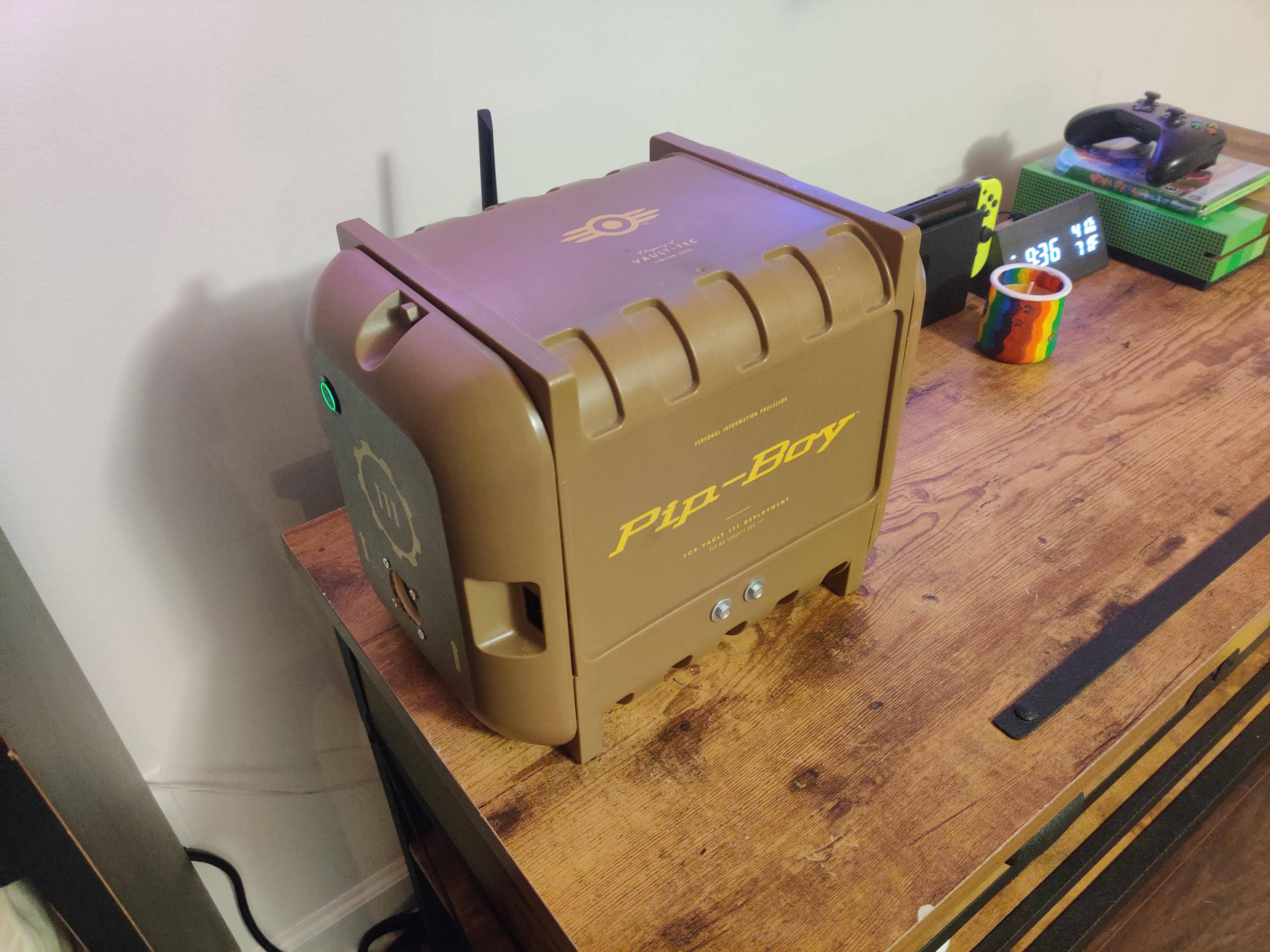 
        Геймер сделал корпус для своего ПК из коллекционной коробки Fallout 4. Получилось очень оригинально
      